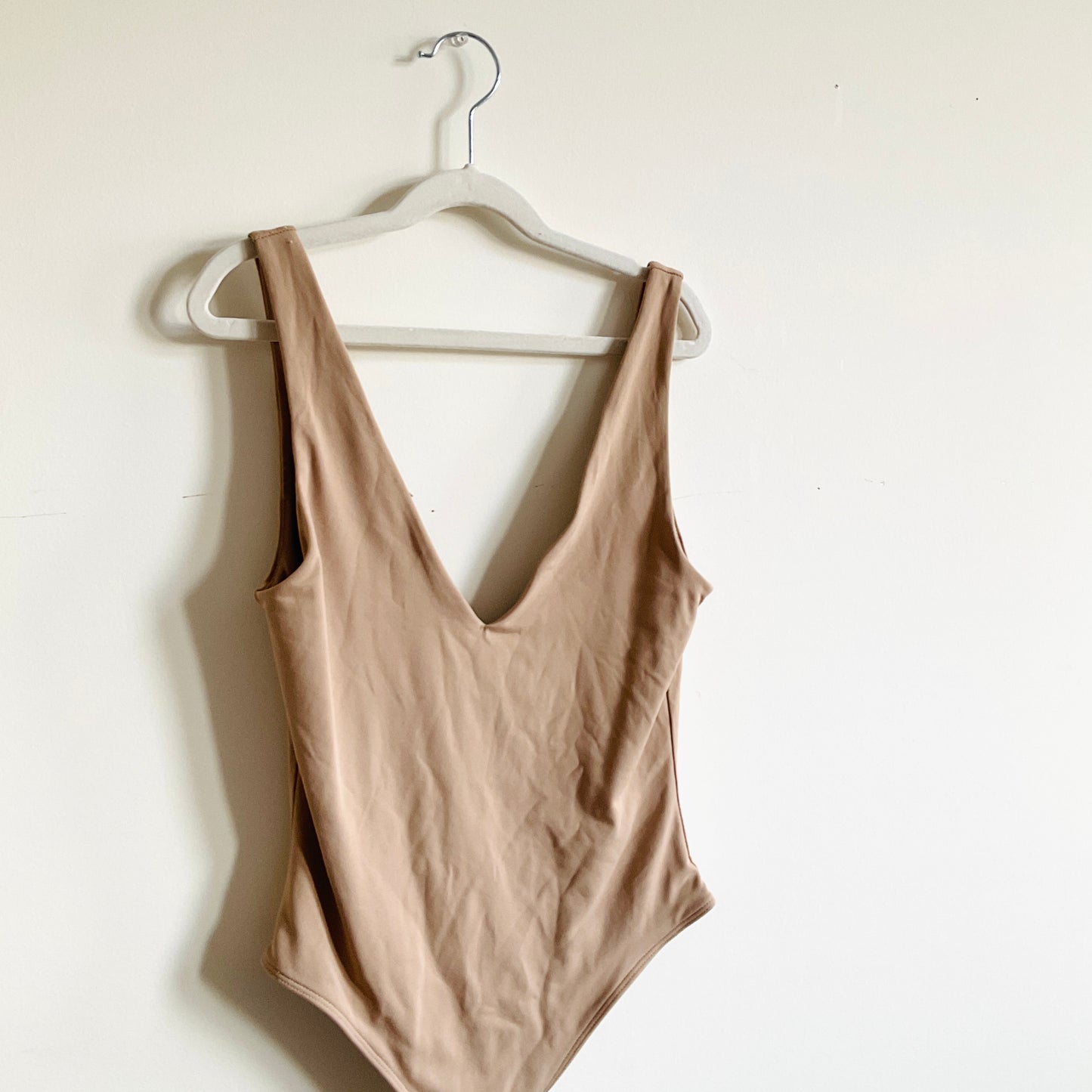 Babaton Contour V-neck Bodysuit – Wishe.Thrift