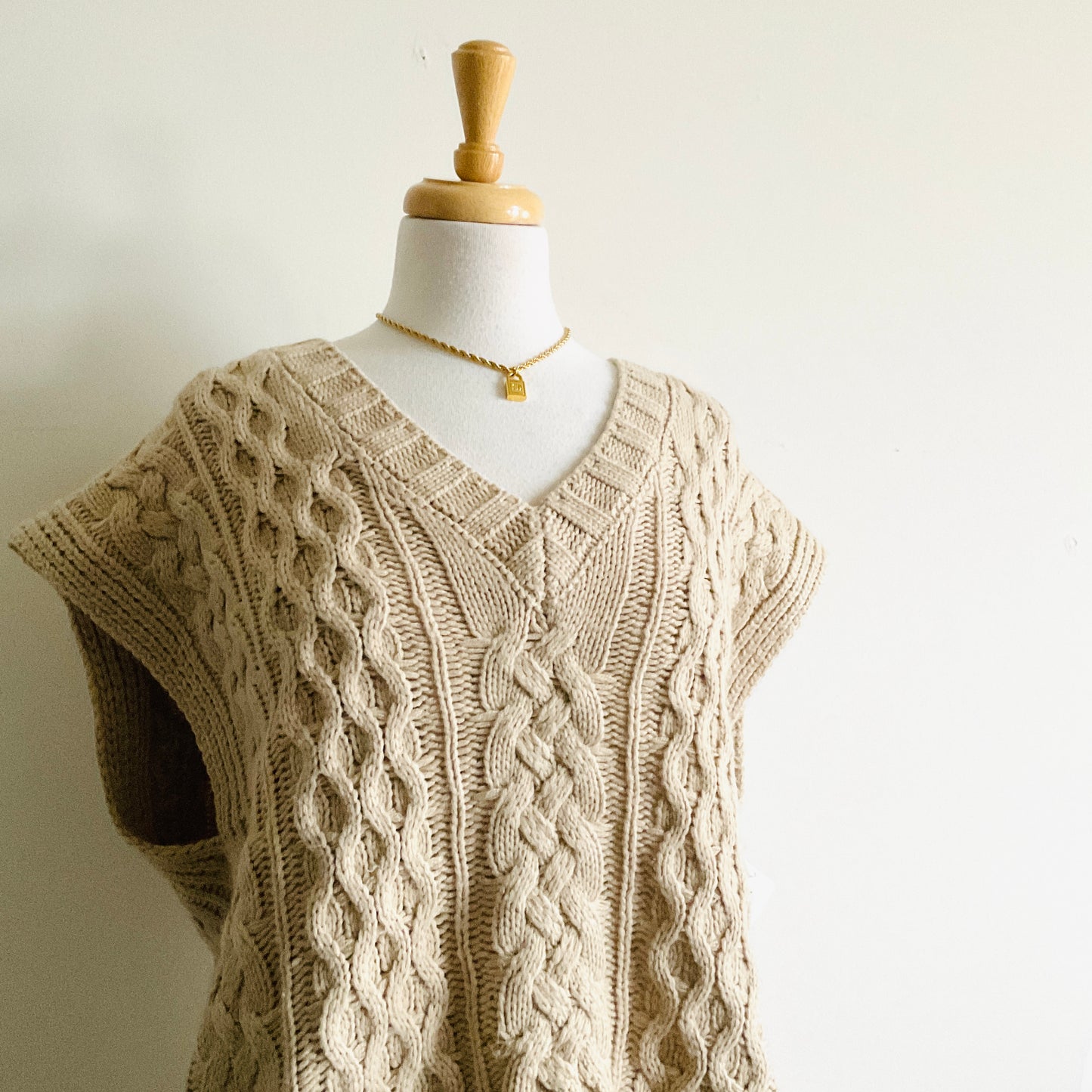 Leo & Viola Cable-knit Sweater Vest