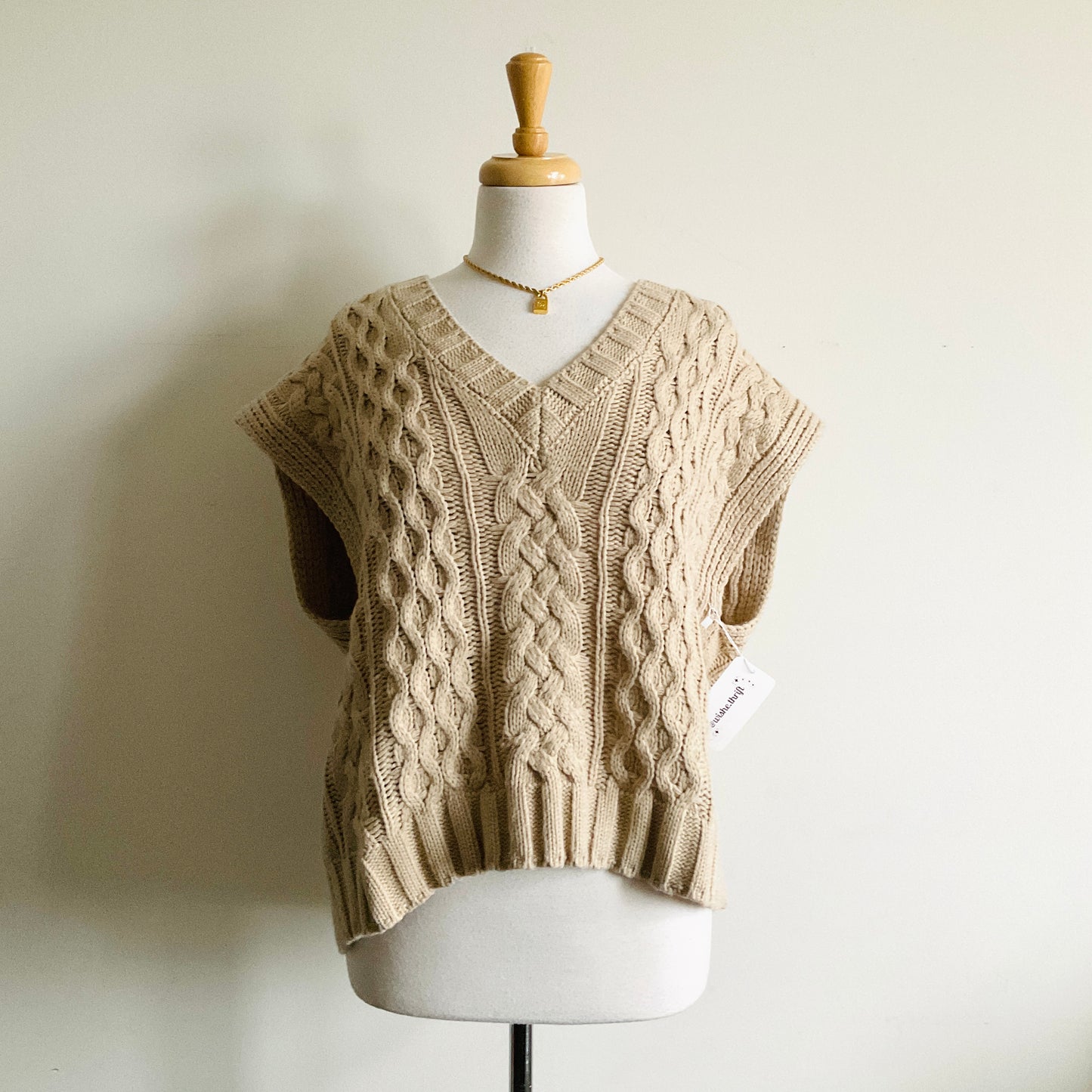 Leo & Viola Cable-knit Sweater Vest